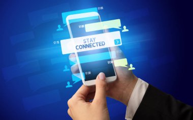 Sosyal medya kavramına sahip akıllı telefon kullanımı