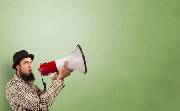 Pessoa que detém megafone — Fotografia de Stock