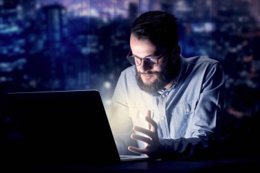 İşadamı gece ofiste