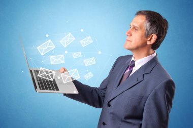 Laptop ile online sembolleri tutan adam