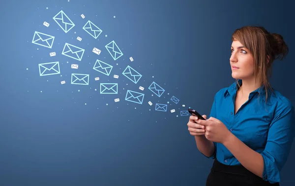 Üzletasszony mail koncepció körül a telefon használata — Stock Fotó