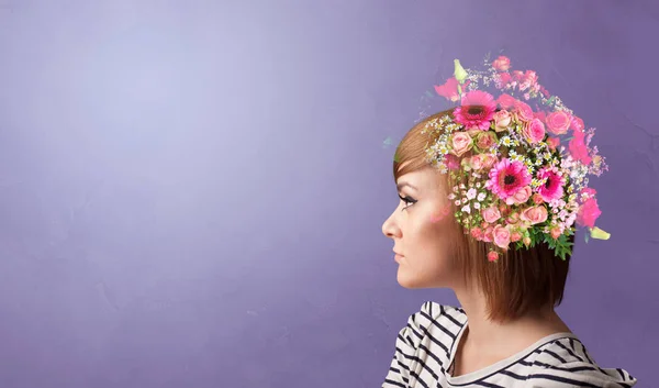 Квітуча голова з різнокольоровими квітами — стокове фото