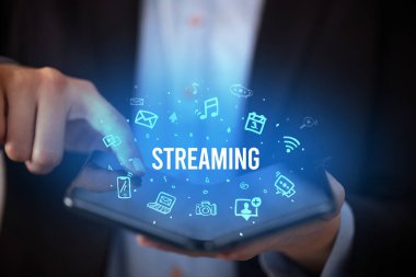 Katlanabilir akıllı telefonu olan bir iş adamı, sosyal medya kavramı