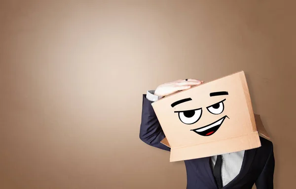 Giovane uomo con scatola di cartone in testa — Foto Stock