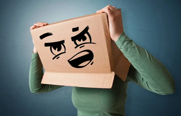 Hombre con cabeza de cartón —  Fotos de Stock