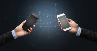 Akıllı telefonlar holding iki eller yakın çekim