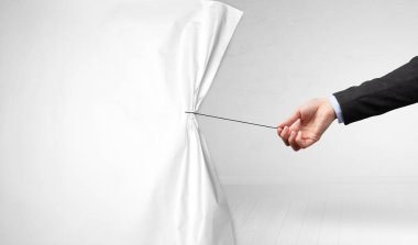 El çekerek beyaz kağıt perde