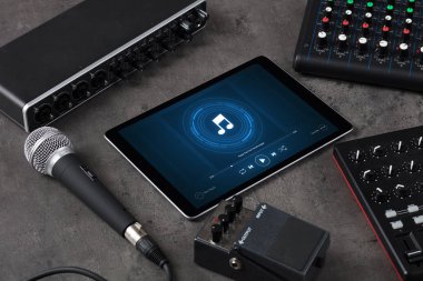 DJ set, tablet ve elektronik müzik aletleri