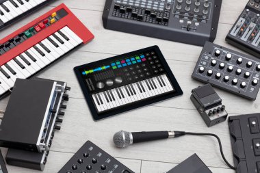 Tablet ve müzik aleti kavramı üzerinde piyano app