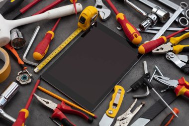 Ev aletleri ve tablet ile boş perde