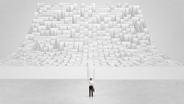 Küçük adam bir sonsuzluk labirent önünde ayakta