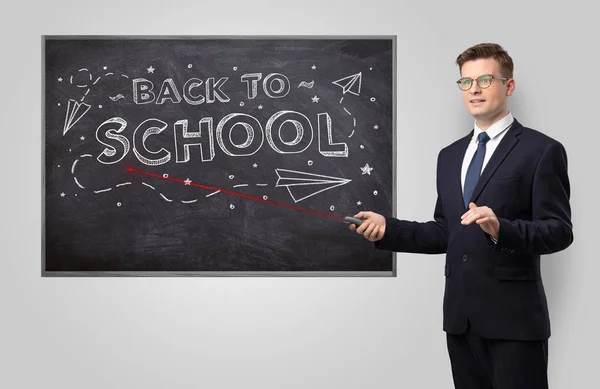 Schöner Mann unterrichtet im Klassenzimmer — Stockfoto