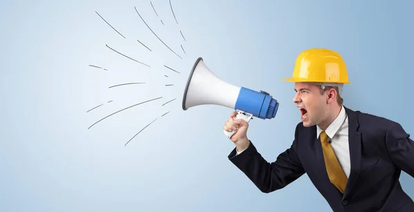 Jovem arquiteto gritando com megafone — Fotografia de Stock