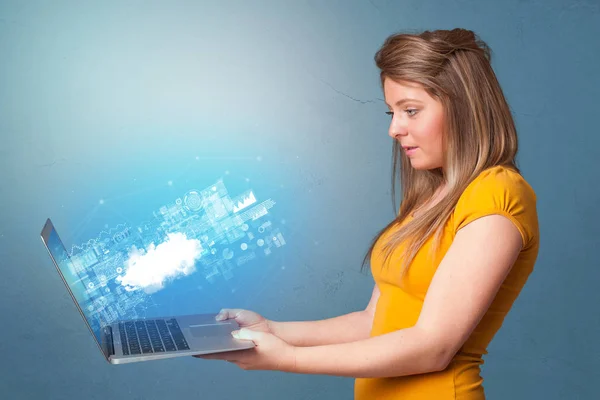 Mujer sosteniendo portátil con notificaciones del sistema basadas en la nube — Foto de Stock