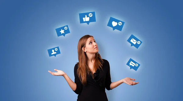 Személy zsonglőrködik a szociális média szimbólumok — Stock Fotó