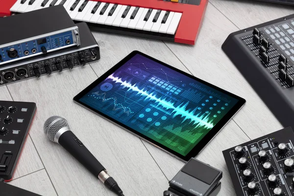 Instrumen musik dan tablet dengan aplikasi rekaman — Stok Foto