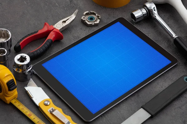 Tablet con strumenti e concetto di schermo a griglia — Foto Stock