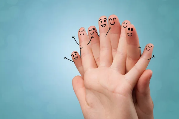 Glad lite fingrar leende och hänger ihop — Stockfoto