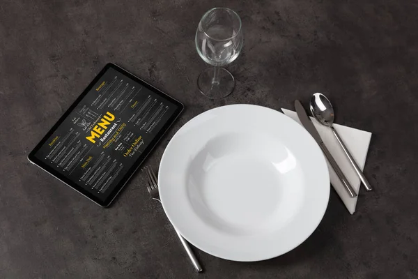 Tableware with online menu on tablet — Stock Photo, Image