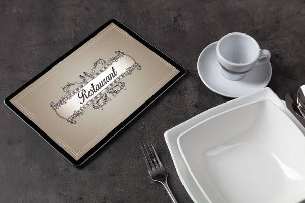 Elegant tafel gelegd met stijlvolle restaurant logo — Stockfoto