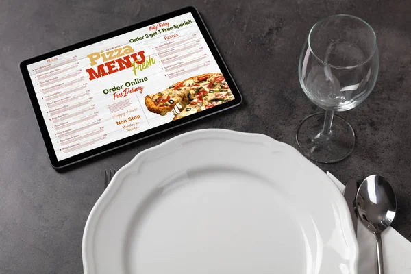 Menu online pizza z pojęciem naczynia — Zdjęcie stockowe