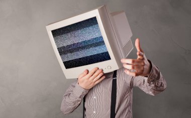 Baş monitör ile genç kişi