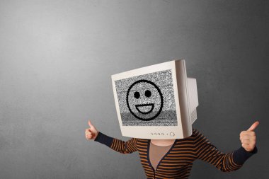 Baş monitör ile genç kişi