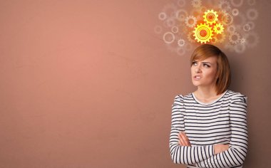Beyin fırtınası konsepti ile iş adamı ayakta