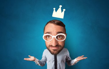 Taç ile küçük vücut üzerinde büyük kafa