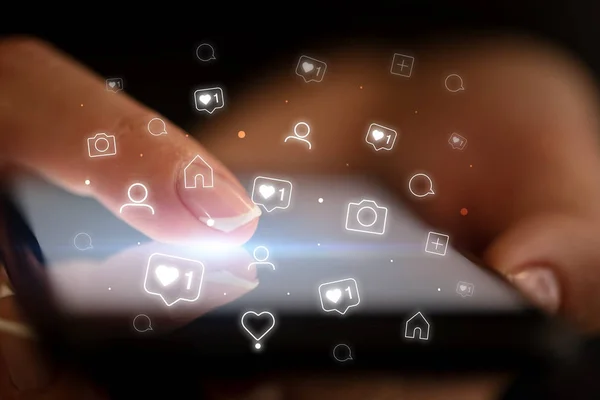 Δάχτυλο που αγγίζει το τηλέφωνο με την έννοια των κοινωνικών μέσων μαζικής ενημέρωσης — Φωτογραφία Αρχείου