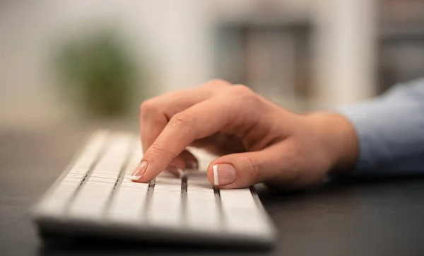 Zakelijke vrouw hand typen op toetsenbord — Stockfoto