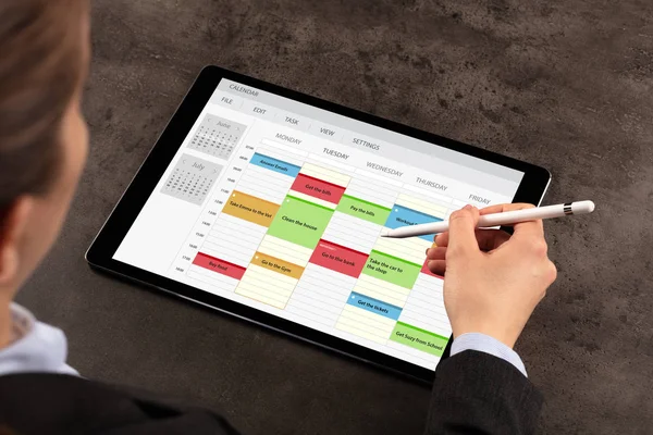Business woman schedule her program on tablet — Stock Photo, Image
