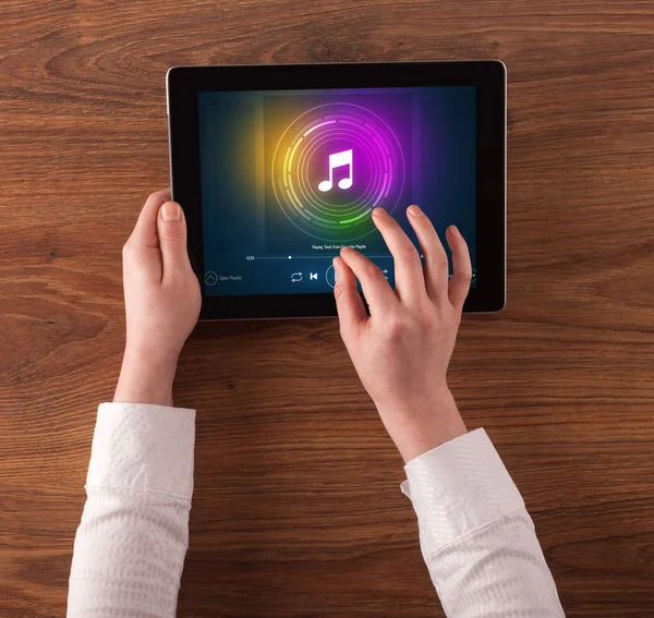 Tableta de mano con concepto de reproducción de música — Foto de Stock
