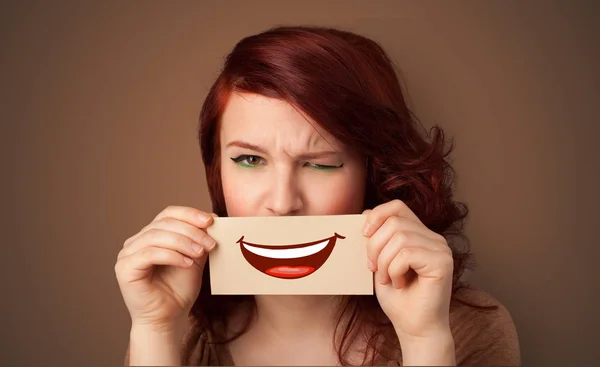 Persona con tarjeta delante de su boca — Foto de Stock