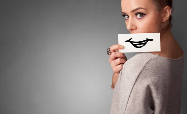 Πρόσωπο που κρατά μπροστά από το στόμα της μια κάρτα — Φωτογραφία Αρχείου