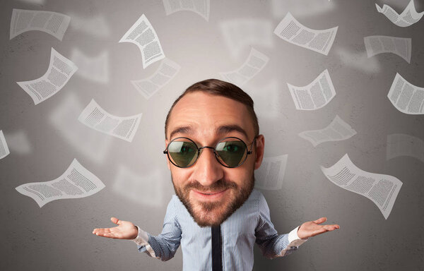 Большая голова на маленьком теле с летающими документами
