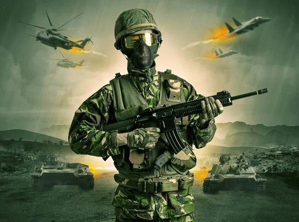 Gewapende soldaat staand in het midden van een oorlog — Stockfoto