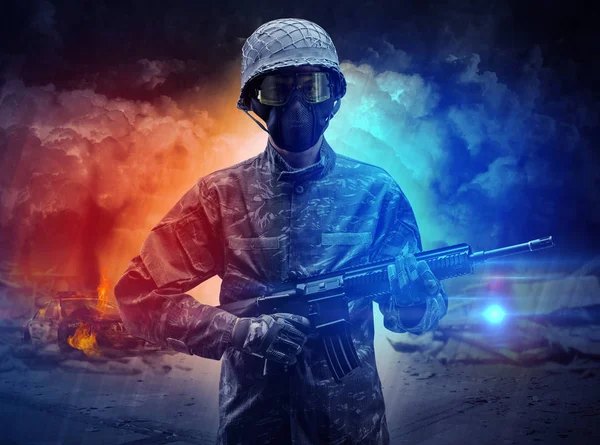 Ozbrojený voják stojící uprostřed prachové bouře — Stock fotografie