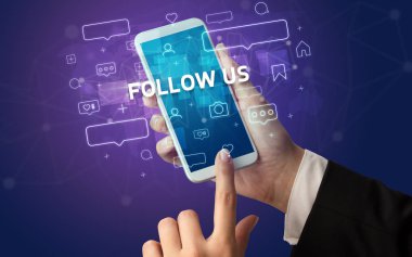 Sosyal medya kavramına sahip akıllı telefon kullanımı