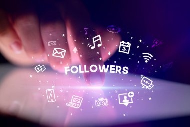 Sosyal medya simgeleri kavramlı parmak dokunuşu tableti