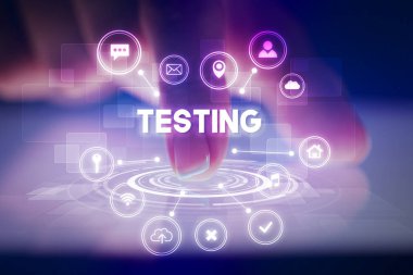 Web teknolojisi simgeleriyle tablete dokunmak