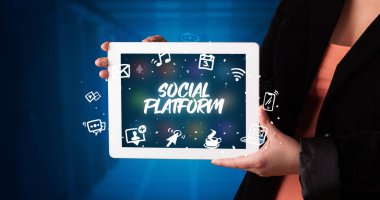 Tablet tutan kişi, sosyal ağ kavramı