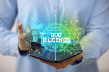 İş adamı katlanabilir bir akıllı telefon tutuyor, yeni iş konsepti