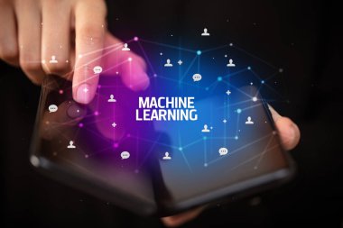 Katlanabilir akıllı telefonu olan bir iş adamı, yeni teknoloji konsepti