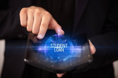 Katlanabilir akıllı telefon tutan genç adam.