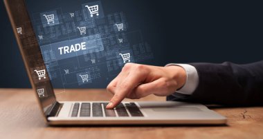 Dizüstü bilgisayarda çalışan iş adamı