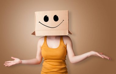 Adam karton kafa ile