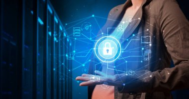 Hologram Projeksiyon tutan kadın