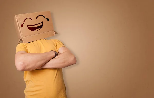 Homem engraçado sorrindo com cabeça de caixa de papelão — Fotografia de Stock