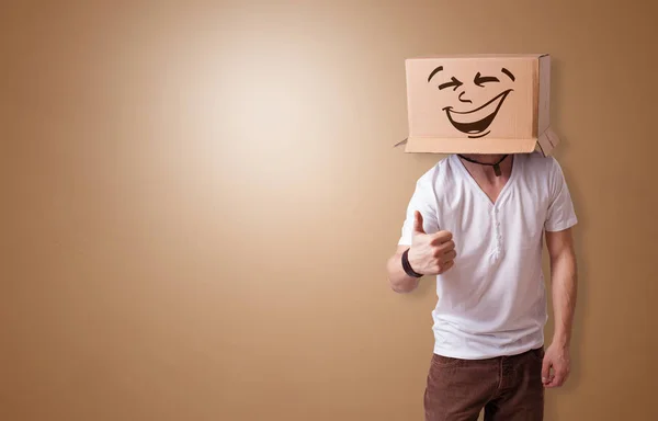 Jovem com cara de caixa de papelão feliz — Fotografia de Stock